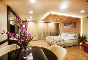 ห้องดับเบิลหรือทวิน | มินิบาร์, ตู้นิรภัยในห้องพัก, โต๊ะทำงาน, พื้นที่ทำงานแบบใช้แล็ปท็อป