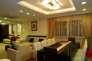 Doppel- oder Zweibettzimmer | Essbereich im Zimmer