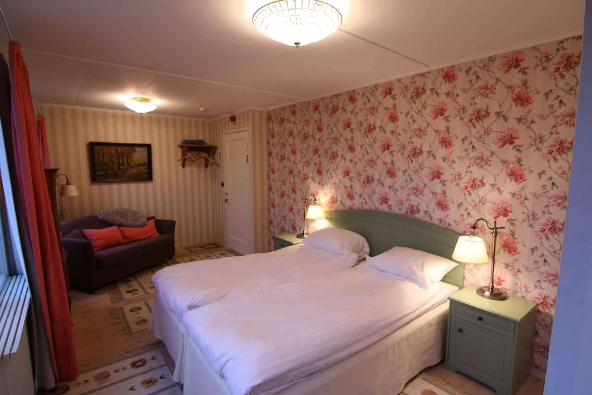 Tabla de planchar con plancha, wifi gratis y ropa de cama