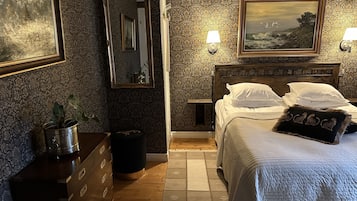 Iron/ironing board, free WiFi, bed sheets