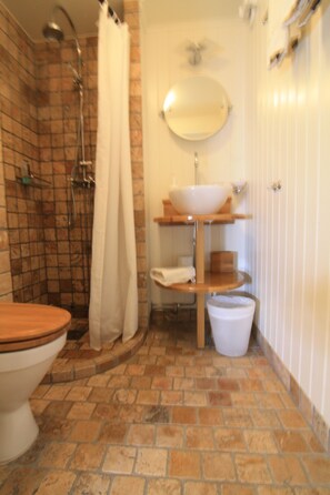 Shower, free toiletries, hair dryer, towels - Pensionat Frillesberg (Frillesas)
