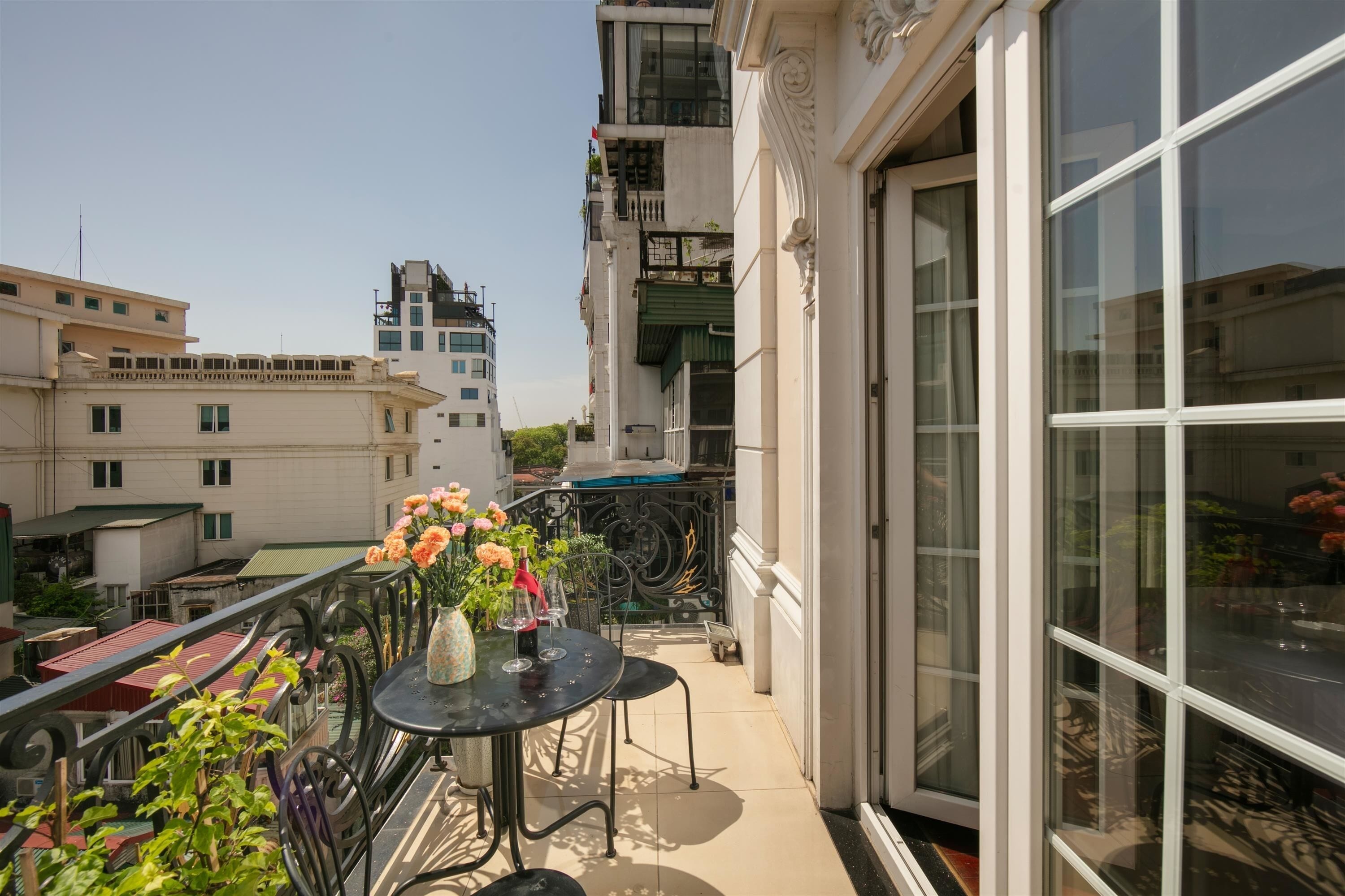 x executive terrace (have 1 big terrace or 1 terrace and 1 small balcony) | terrace/patio