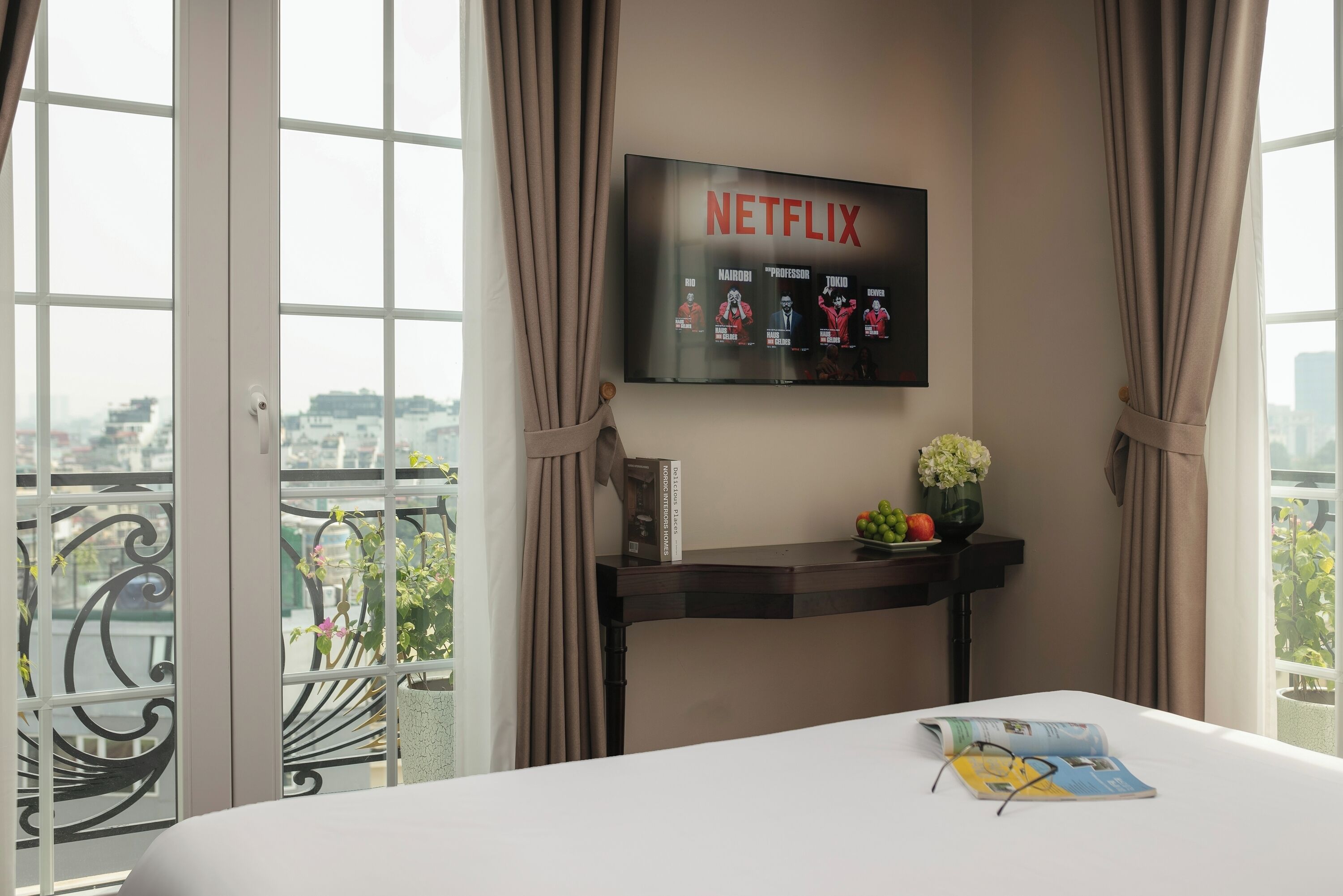 executive room, city view | living area | 32-inch flat-screen tv with cable channels, tv