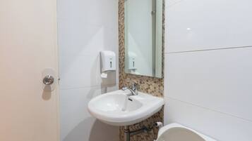 Ducha, artículos de tocador gratuitos, toallas