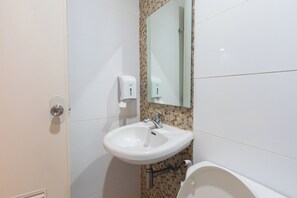 Habitación ejecutiva, 1 cama Queen size | Baño | Regadera, amenidades de baño gratuitas, toallas