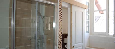 Chambre Confort, 1 chambre, vue ville | Salle de bain | Articles de toilette gratuits, sĂšche-cheveux, peignoirs