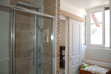 Comfort Room, 1 Bedroom, City View | Bathroom. La Maison d'Antan