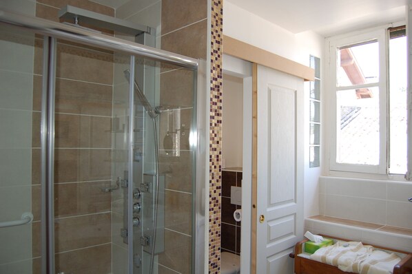 Quarto conforto, 1 quarto, vista para a cidade | Banheiro | Produtos de toalete grátis, secador de cabelo, roupões de banho