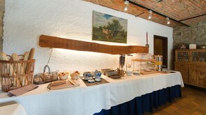 Tägliches inbegriffenes kontinentales Frühstück