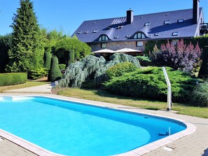 Udendørs pool, parasoller, liggestole