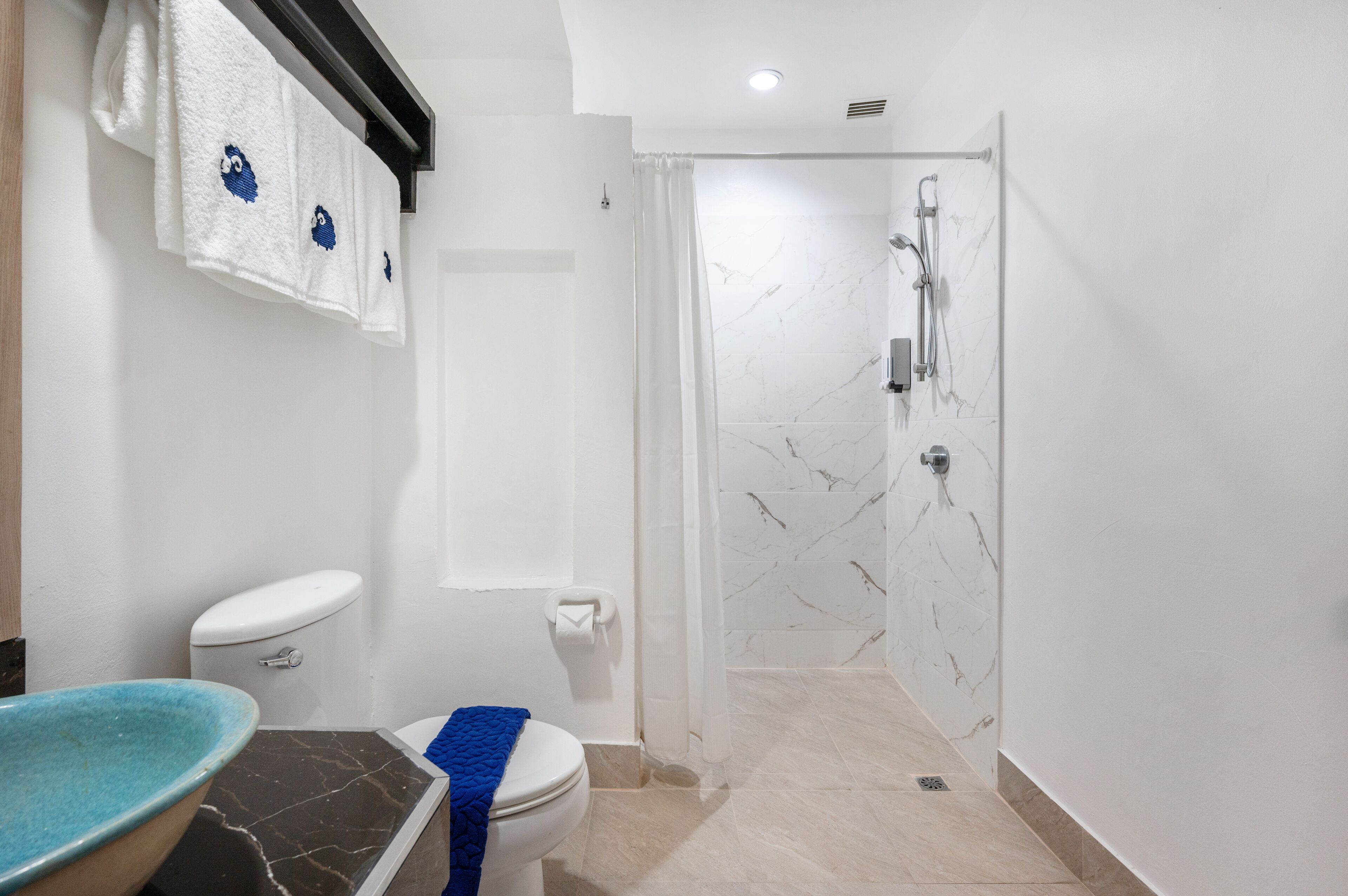 family quadruple room | bathroom | shower, free toiletries, hair dryer, towels