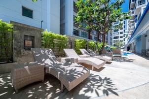 室外游泳池，日光浴躺椅