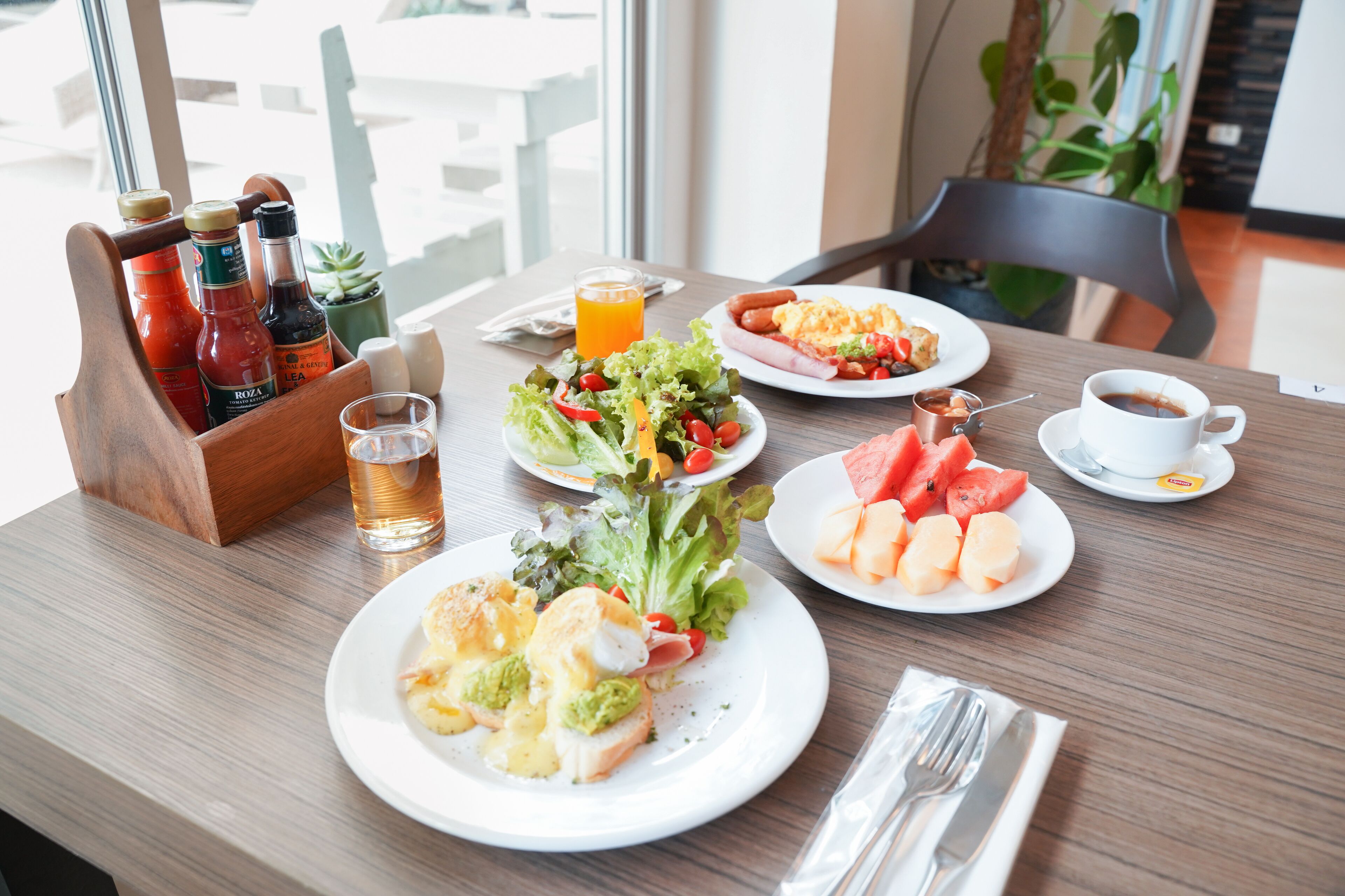 อาหารเช้าแบบบุฟเฟ่ต์ทุกวัน (THB 350 ต่อคน)