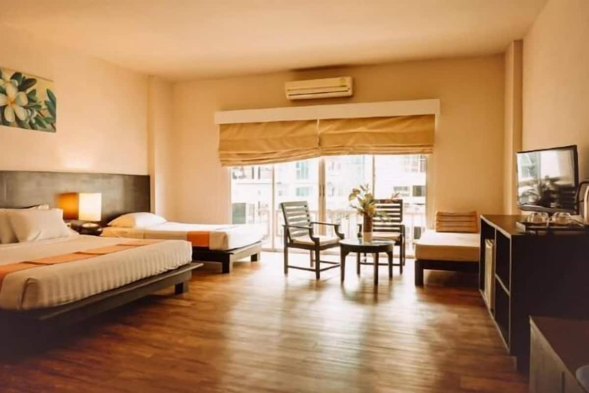 Caja de seguridad en la habitación, escritorio y cortinas blackout