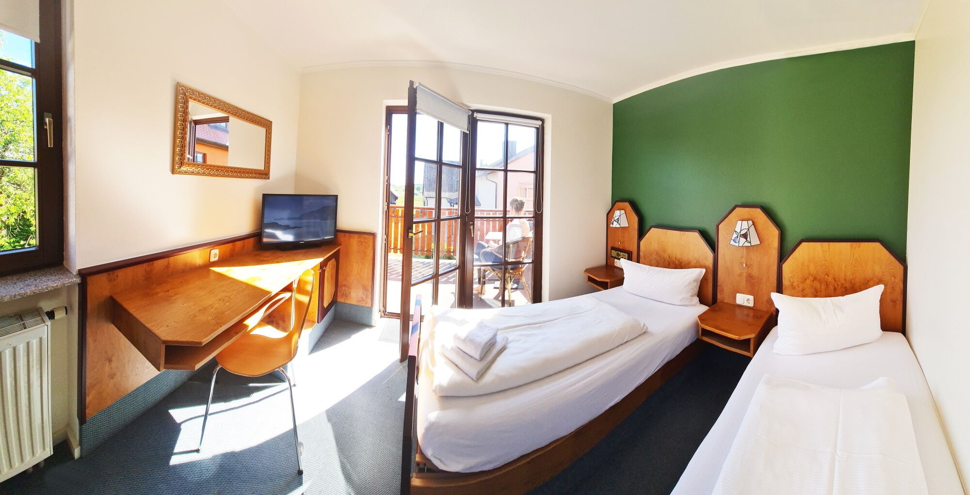 办公桌、熨斗/熨板、免费 WiFi、床单