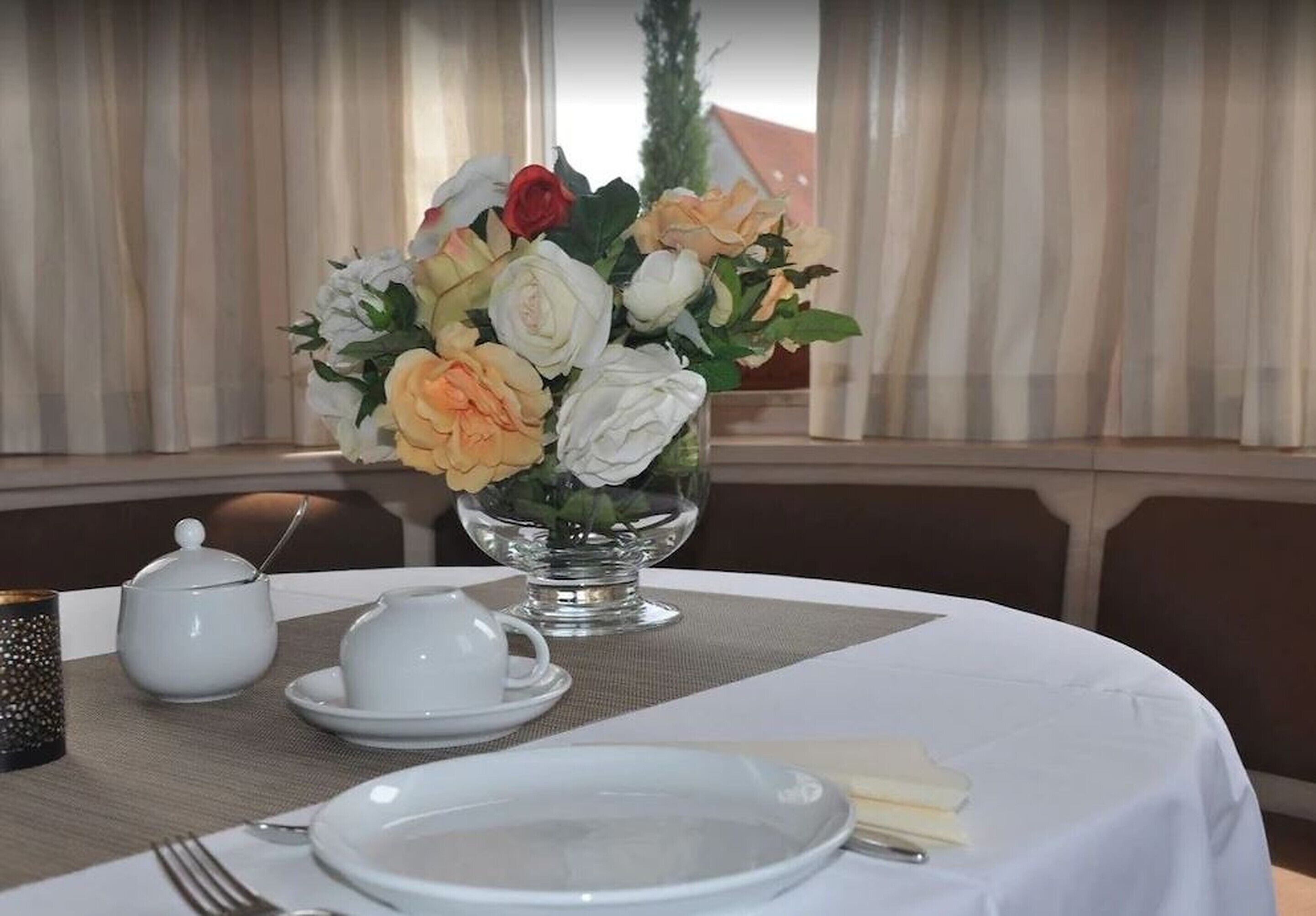 每日供应自助式早餐（每人 EUR 14）