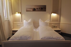 Desk, iron/ironing board, free WiFi, bed sheets - Häuser Der Villa Italia (Marktheidenfeld)