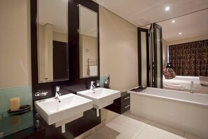 Appartement Luxe, 3 chambres, vue plage | Salle de bain