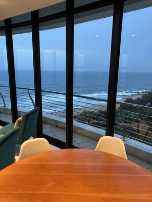 Luxury-Apartment, 3 Schlafzimmer, Strandblick | Essbereich im Zimmer