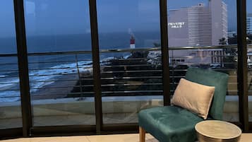 Luxe appartement, 3 slaapkamers, uitzicht op het strand | Woonruimte | Flatscreentelevisie