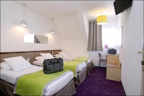 Triple Room | Individually decorated, individually furnished, blackout drapes - Hôtel Peyramale (Lourdes)