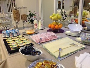 Daily buffet breakfast for a fee - Hôtel Peyramale (Lourdes)