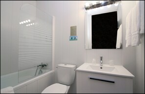 Free toiletries, hair dryer, towels, soap - Hôtel Peyramale (Lourdes)