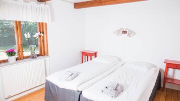 Camera con 2 letti singoli, bagno privato, vista giardino | Con stile personalizzato, postazione laptop, tende oscuranti