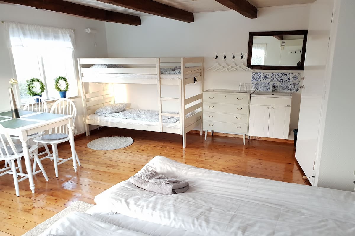 Family Room, Shared Bathroom | Garden view