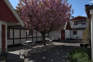 Courtyard - Landet Bed and Breakfast (Tomelilla)