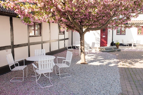 Courtyard. Landet Bed and Breakfast