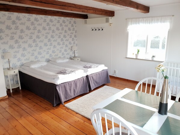 Familjerum - delat badrum | Individuell inredning, arbetsyta för laptop och mörkläggningsgardiner