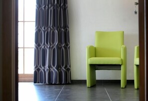 مكتب ومكواة/لوح كي وواي فاي مجانًا