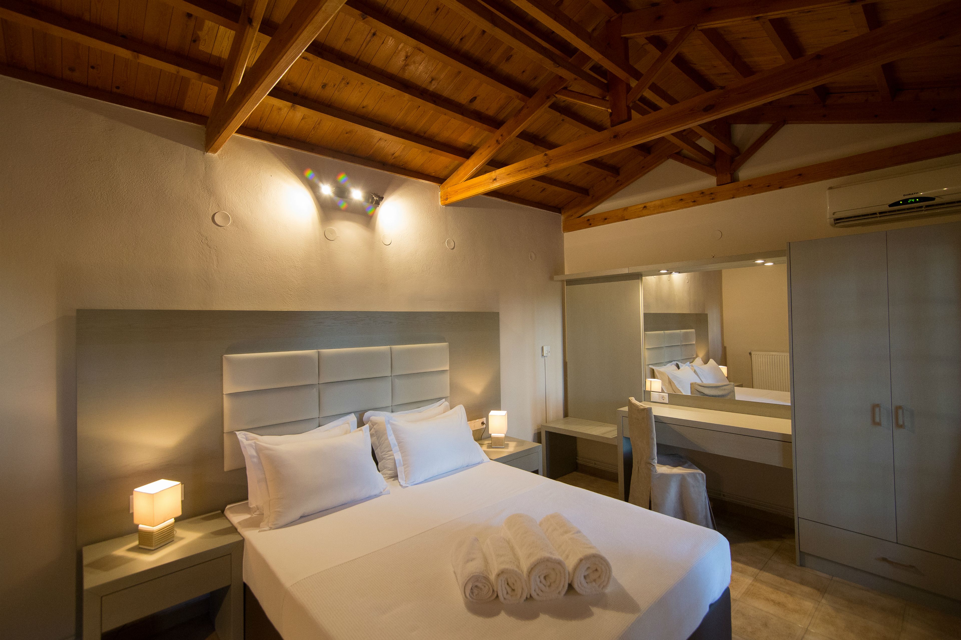 双人房或双床房, 花园景观 | 1 多间卧室、高档床上用品、办公桌、熨斗/熨板