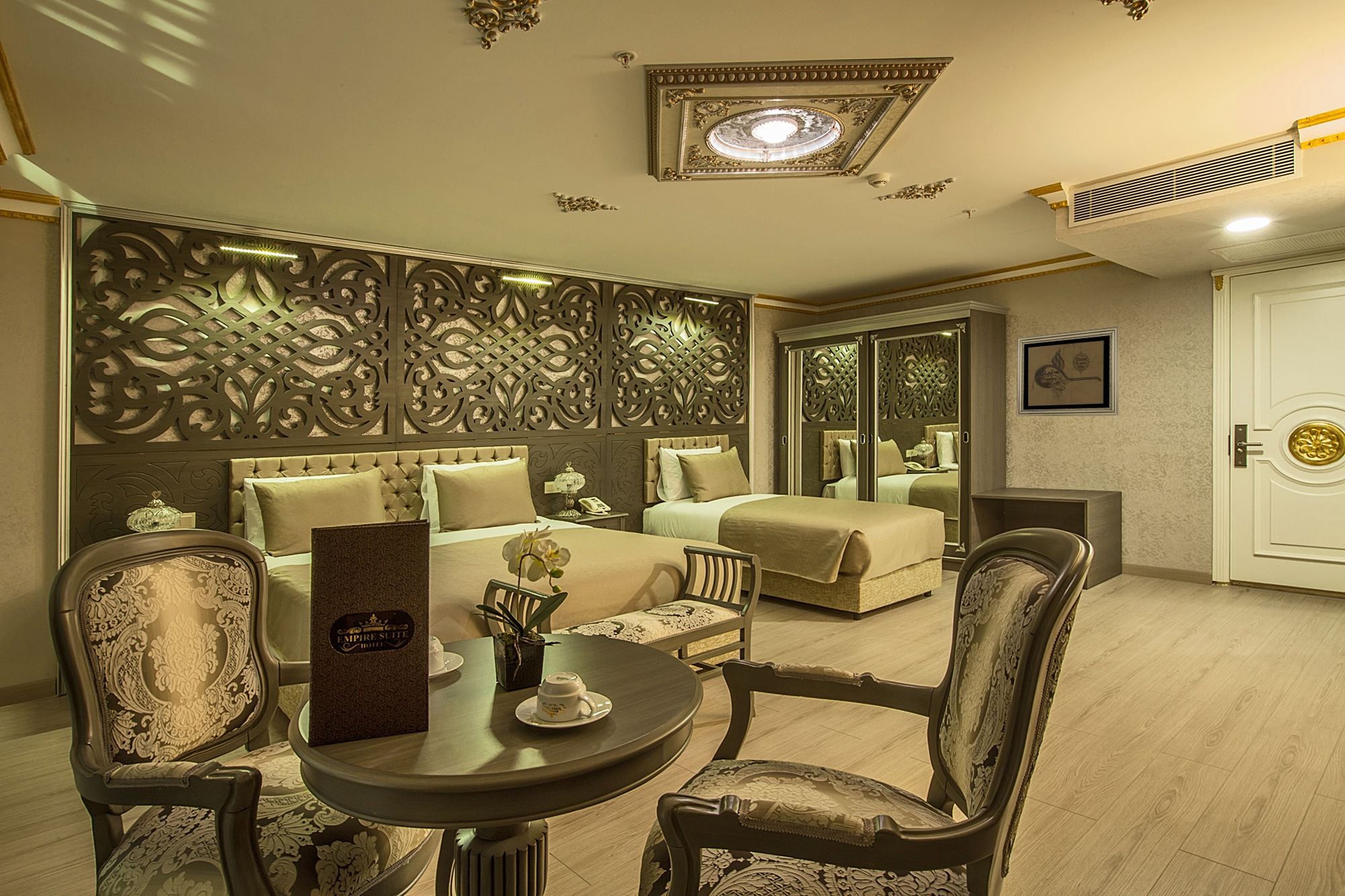 Hochwertige Bettwaren, Minibar, Zimmersafe, Schreibtisch