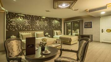 Hochwertige Bettwaren, Minibar, Zimmersafe, Schreibtisch