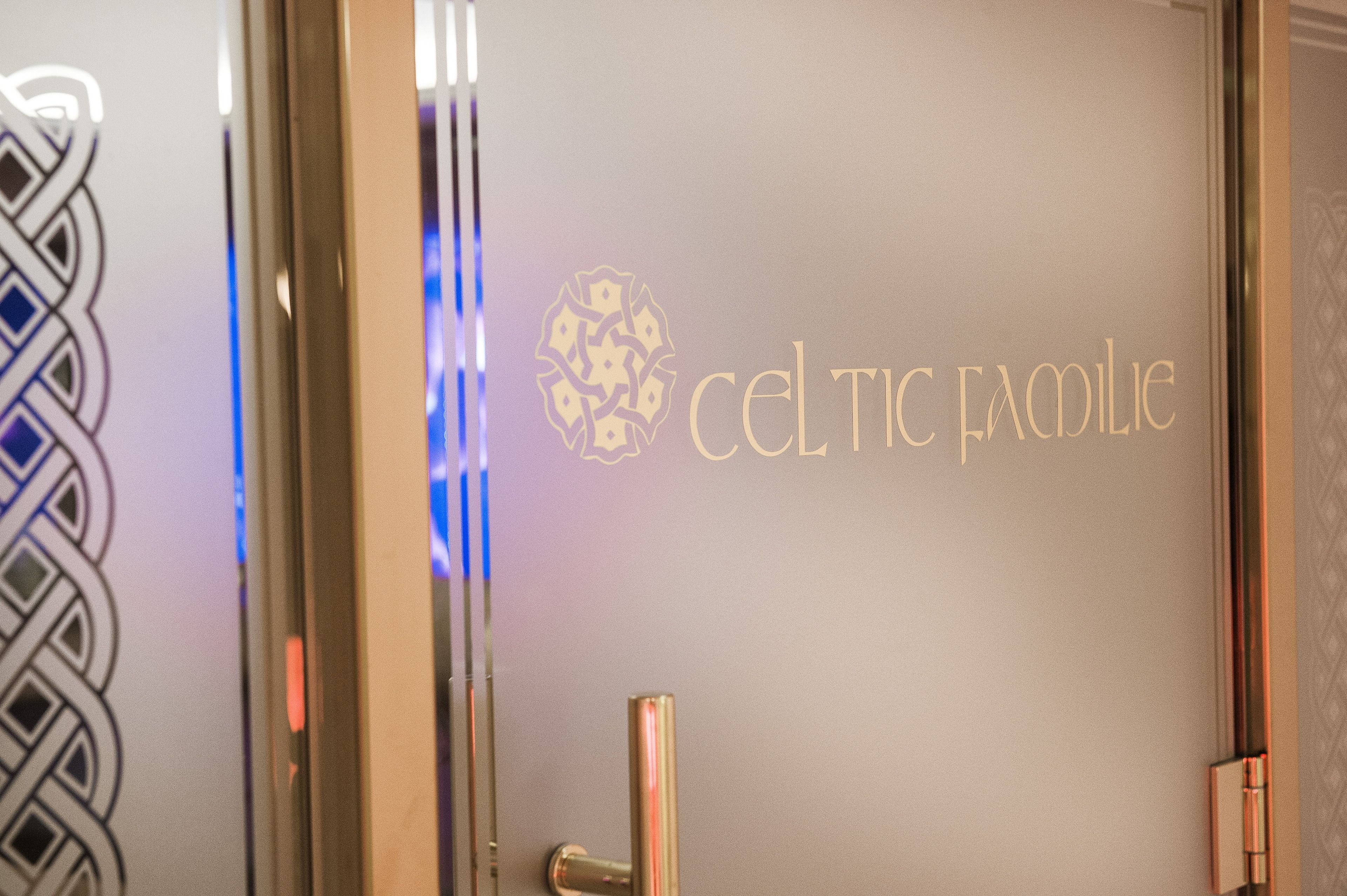 Una puerta con el texto "Celtic Family" y un diseño decorativo de nudo celta.