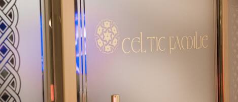 Una puerta con el texto "Celtic Family" y un diseño decorativo de nudo celta.