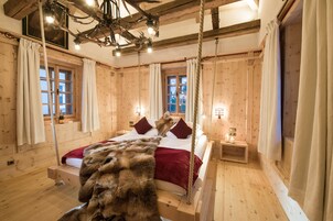 Minibar, caja de seguridad en la habitación y escritorio 