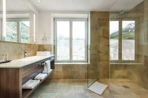 Studio suite, balkon | Badkamer | Een bad, gratis toiletartikelen, een haardroger, badjassen