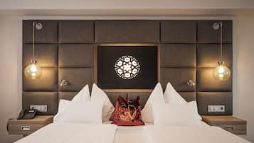 Double Room, Balcony | Minibar, in-room safe, desk, soundproofing