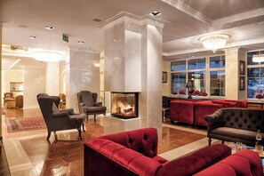 Lobby-lounge