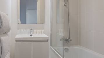 Suite (Privilege) | Baño | Regadera, amenidades de baño gratuitas, secadora de cabello, toallas