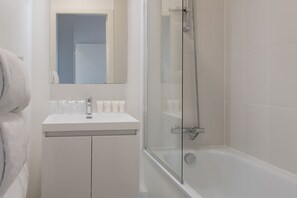 Suite (Privilege) | Badkamer | Een douche, gratis toiletartikelen, een haardroger, handdoeken