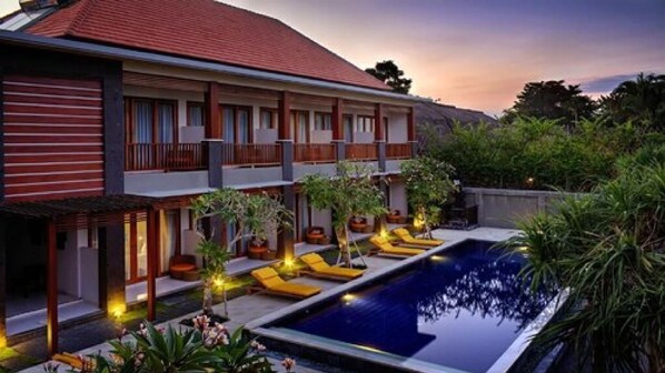 Outdoor pool, pool loungers - Kubu Cempaka Seminyak Hotel (Seminyak)