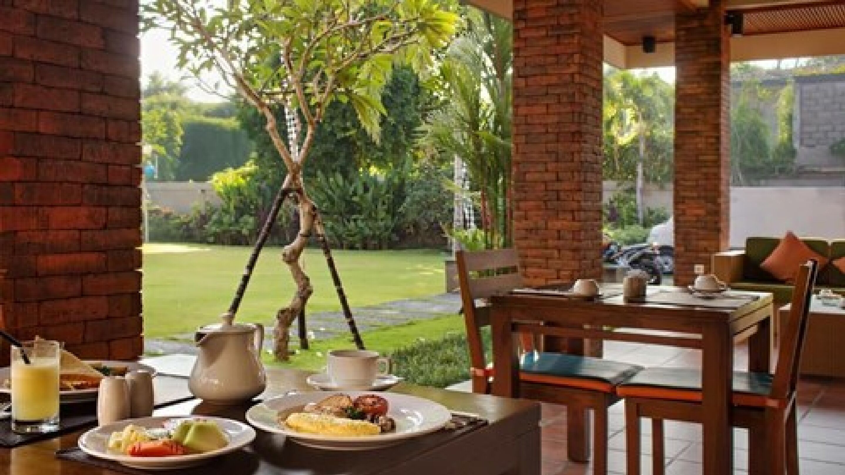 breakfast, lunch, dinner served; international cuisine