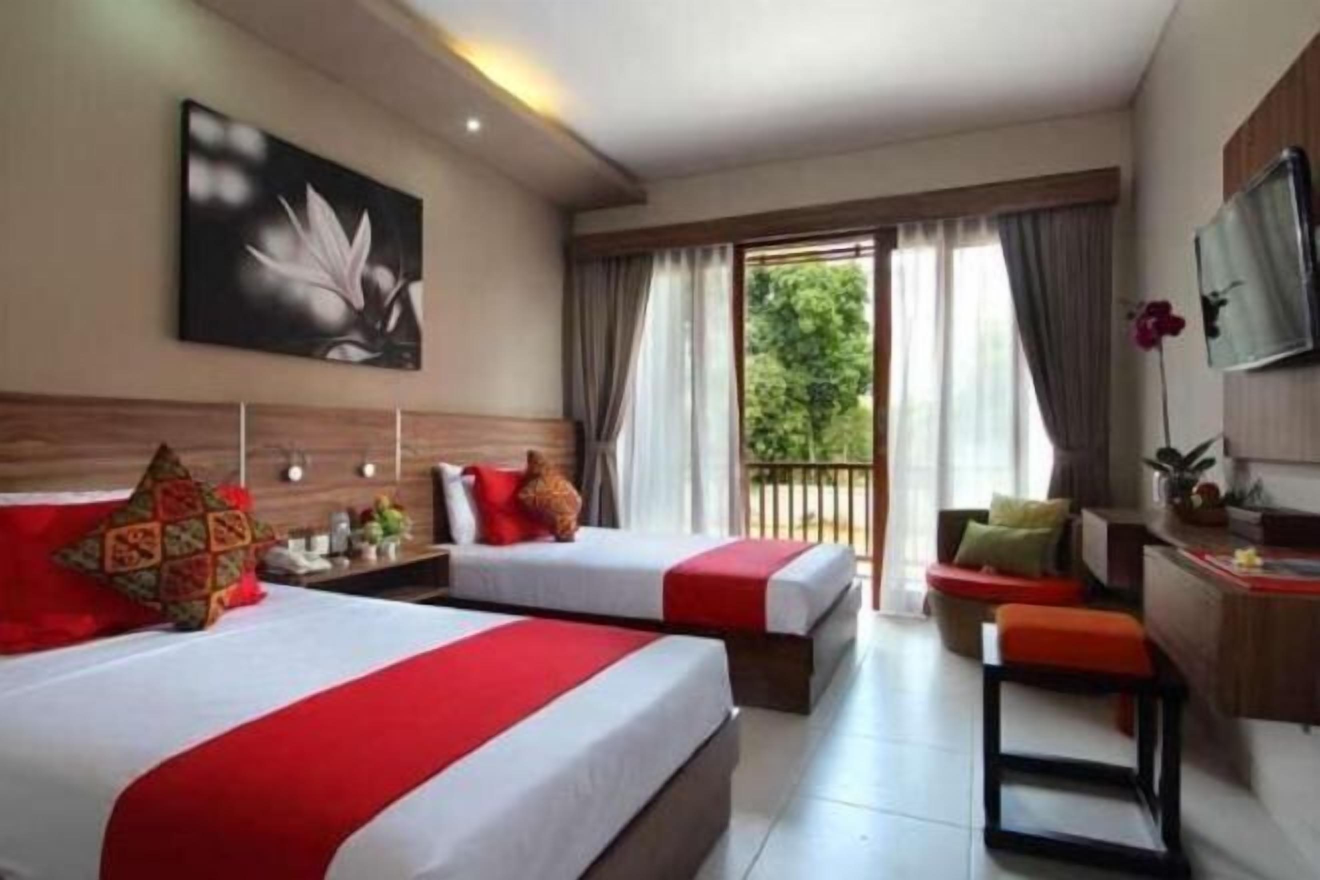 Minibar, brankas, meja kerja, dan kedap suara