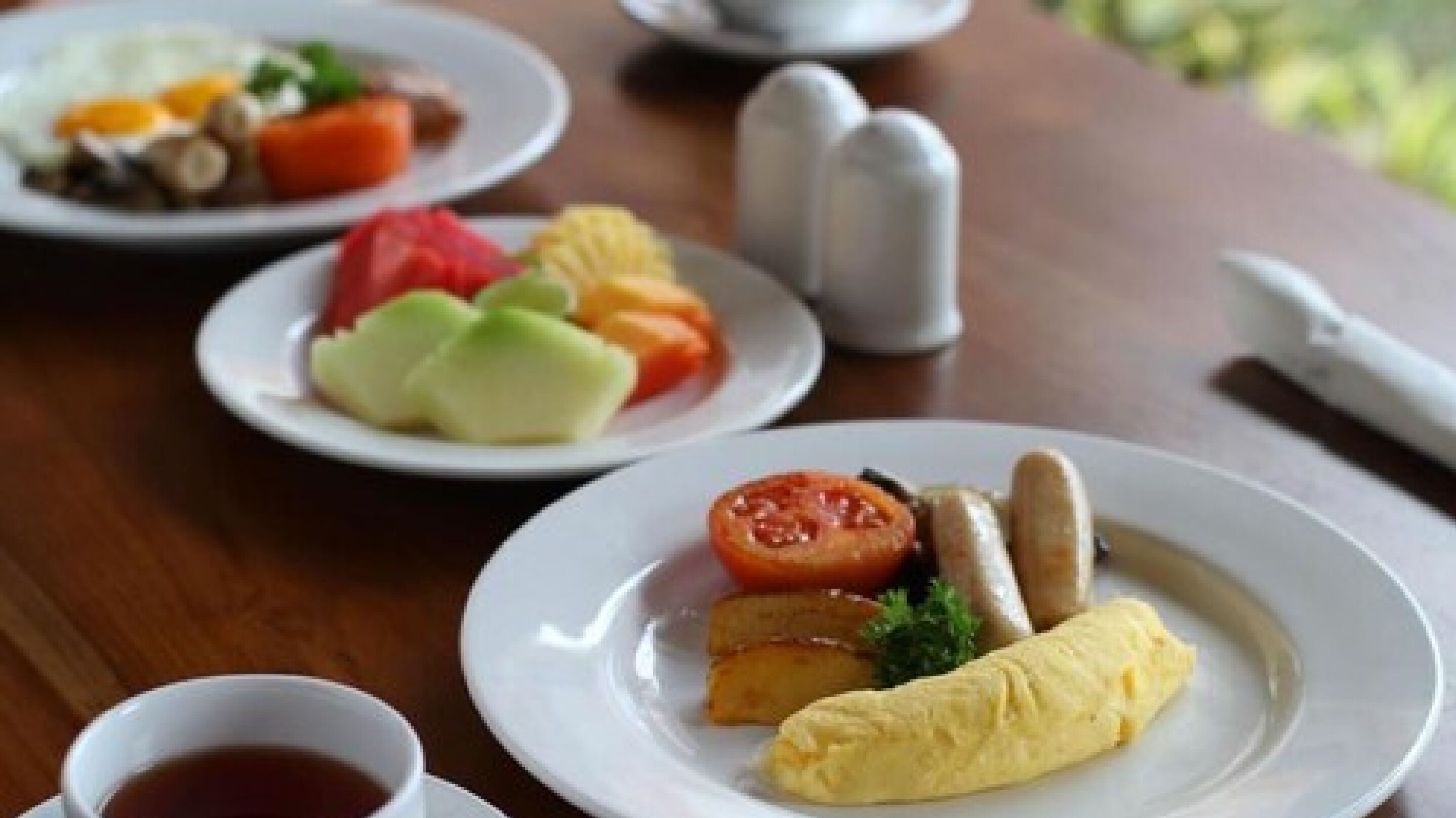 breakfast, lunch, dinner served; international cuisine