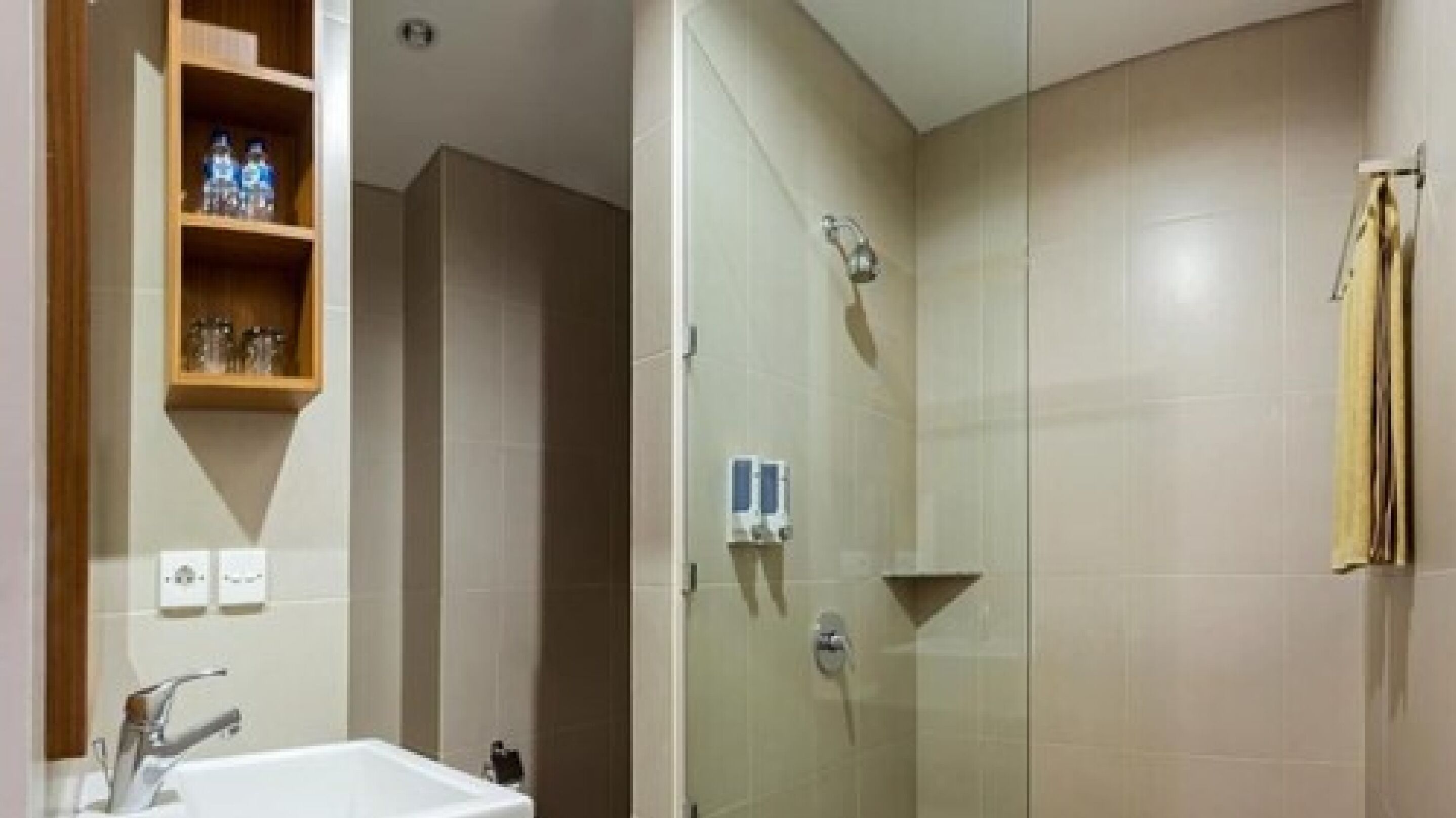 shower, rainfall showerhead, free toiletries, hair dryer