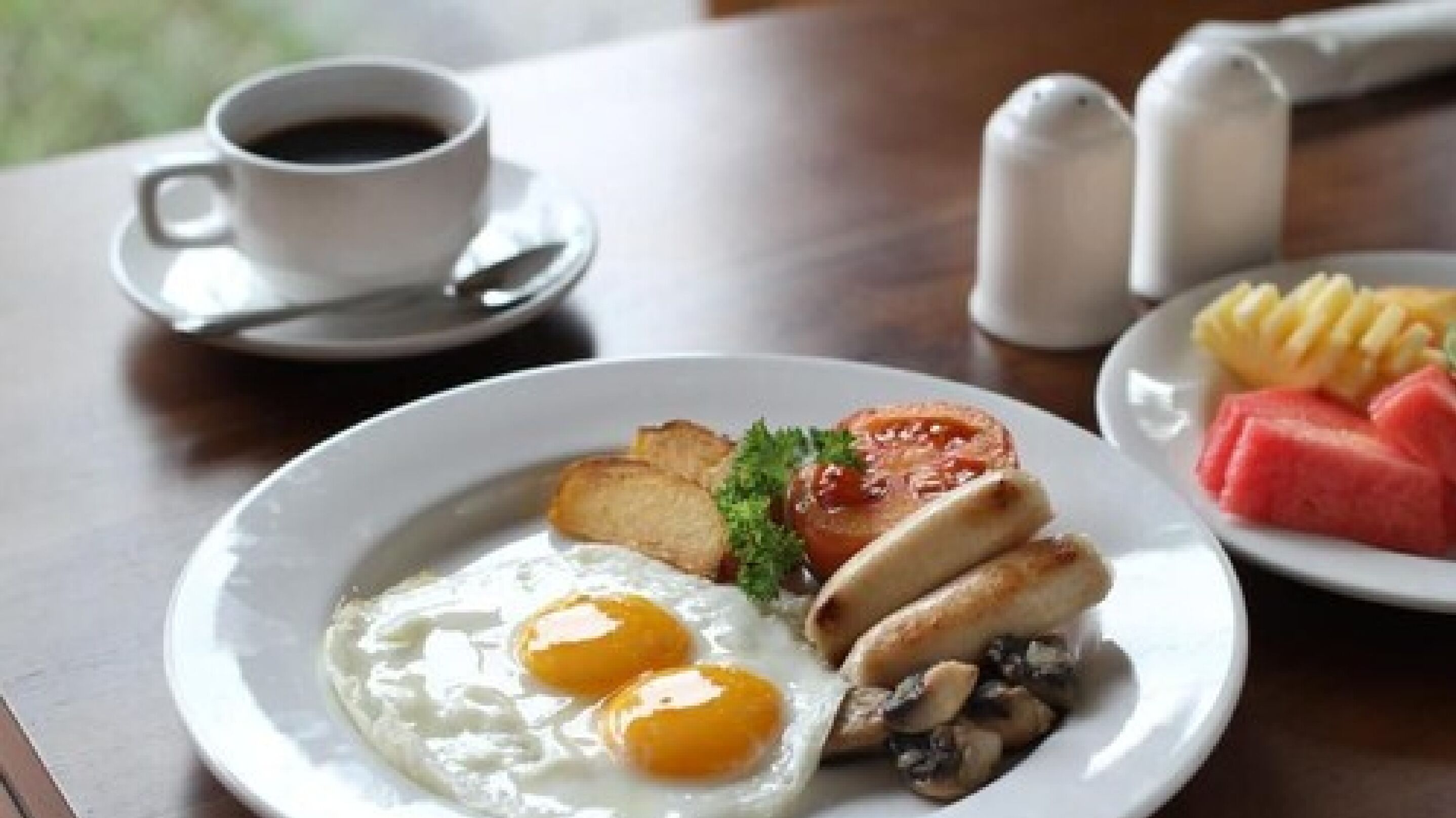 breakfast, lunch, dinner served; international cuisine